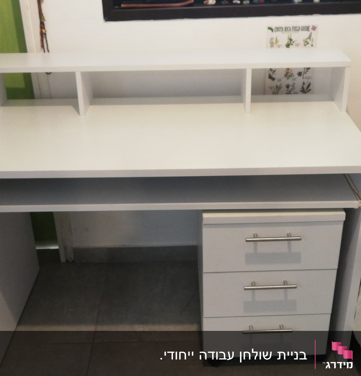 שולחן עבודה לבן עם מגירות בצד ימין